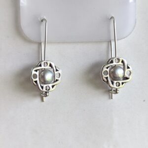 Interlaced quatrefoil pearl earring